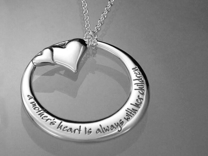 a-mothers-heart-is-always-with-her-children-necklace-in31n