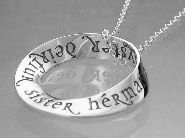 sister-in-eight-languages-sterling-silver-necklace-in22n